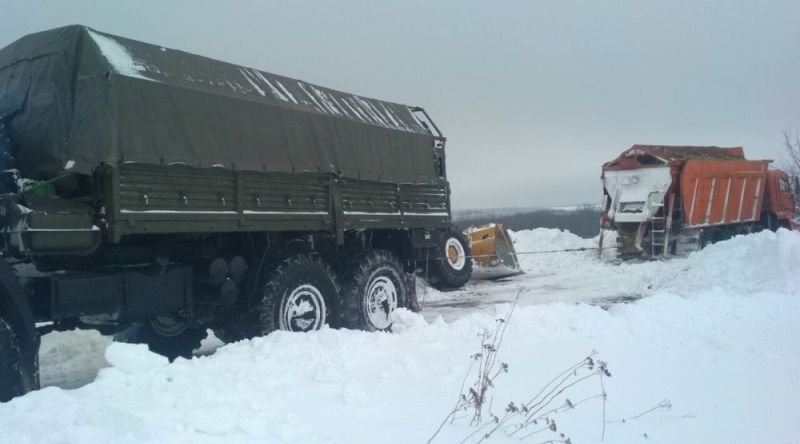 Микроавтобусы, грузовики и карета скорой: спасатели Одесчины освобождают из снежного плена жителей региона