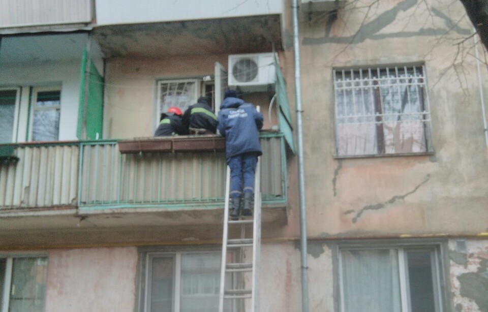 Измаильские спасатели спасли пенсионерку, потерявшую сознание в закрытой квартире