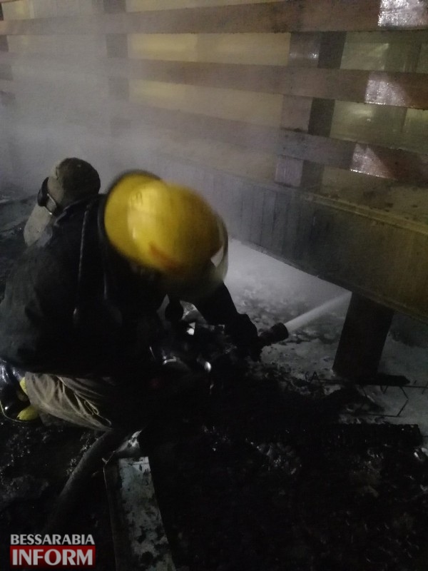 В Затоке горела база отдыха: спасателям понадобилось несколько часов, чтобы потушить пламя