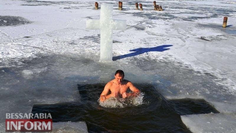 Аккерманцы в день Крещения окунались в Днестровский лиман (фоторепортаж)