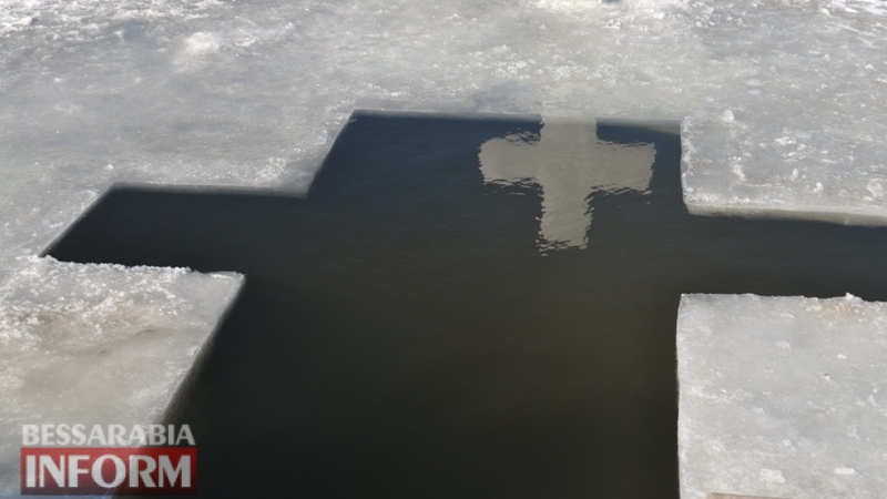 Аккерманцы в день Крещения окунались в Днестровский лиман (фоторепортаж)