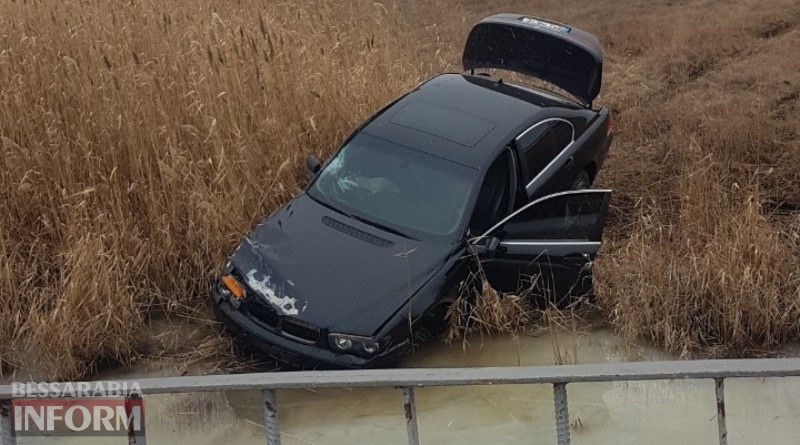 На трассе "Одесса-Рени" BMW снес отбойник и слетел с дороги в реку