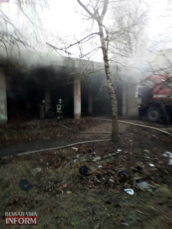 В Белгород-Днестровском районе в результате пожара в заброшенном здании сгорело три автомобиля