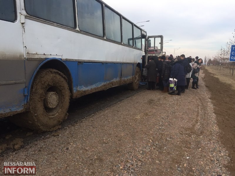 На выезде из Измаила пригородный автобус с пассажирами попал на обочине в "болотную ловушку"