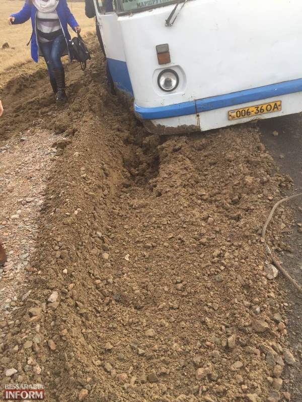 На выезде из Измаила пригородный автобус с пассажирами попал на обочине в "болотную пастку"