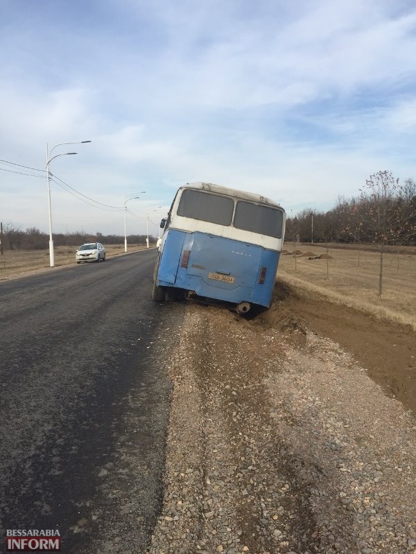 На выезде из Измаила пригородный автобус с пассажирами попал на обочине в "болотную пастку"