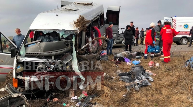 В ДТП на трассе "Одесса-Рены" пострадали 14 человек, 1 погиб. Фото с места происшествия