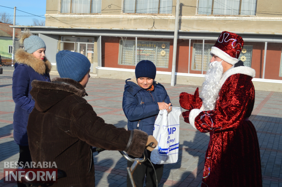 В Килии стартовала новогодняя акция от Александра Дубового: у главной ёлки Дед Мороз и Снегурочка раздают подарки детям
