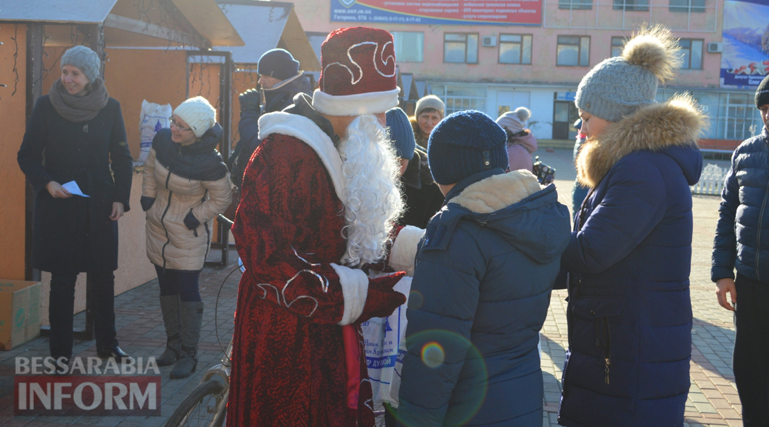 В Килии стартовала новогодняя акция от Александра Дубового: дед Мороз и Снегурочка раздают подарки