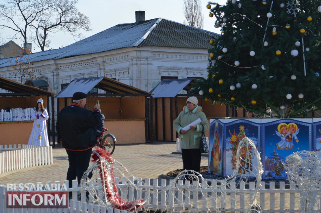 В Килии стартовала новогодняя акция от Александра Дубового: у главной ёлки Дед Мороз и Снегурочка раздают подарки детям