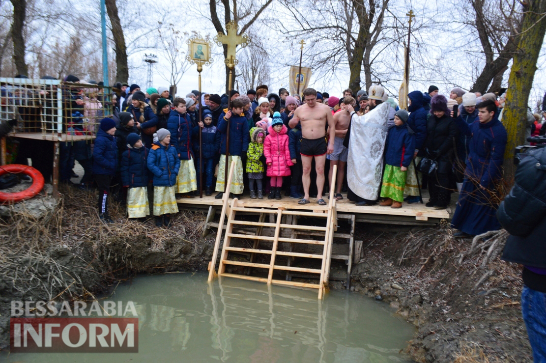 В Килии на Крещение возобновили древнюю традицию заплыва за крестом: фото с купания