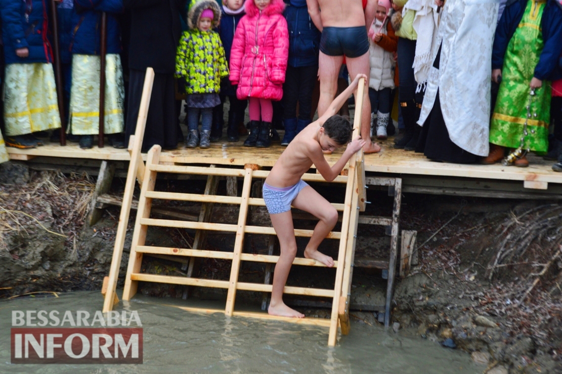 В Килии на Крещение возобновили древнюю традицию заплыва за крестом: фото с купания