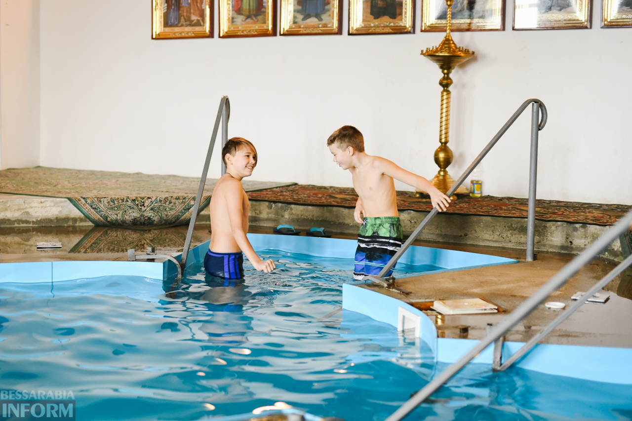Крещенские купания в Измаиле: горожане массово окунались в Дунай и в купель при храме
