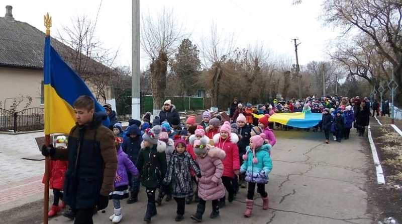 День Соборности Украины учащиеся Тузловского УВК отметили шествием