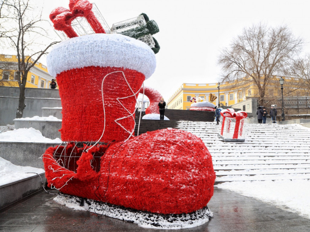 Вандалы изуродовали новогодние инсталяции в центре Одессы (фото)