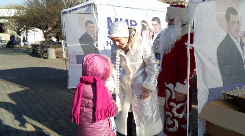 Новогодняя акция в Бессарабии: Александр Дубовой передал через Деда Мороза и Снегурочку подарки для маленьких жителей Татарбунар