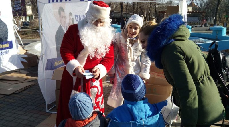 Новогодняя акция в Бессарабии: Александр Дубовой передал через Деда Мороза и Снегурочку подарки для маленьких жителей Татарбунар