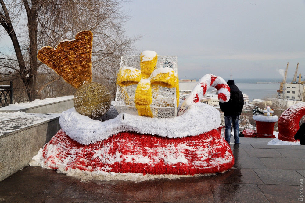 Вандалы изуродовали новогодние инсталляции в центре Одессы (фото)