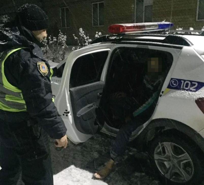 Полицейские спасли от холодной смерти босоногого пешехода, блуждающего по автодороге Одесса-Болград