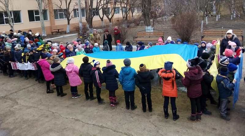 День соборности Украины учащиеся Тузловского УИК отметили шествием