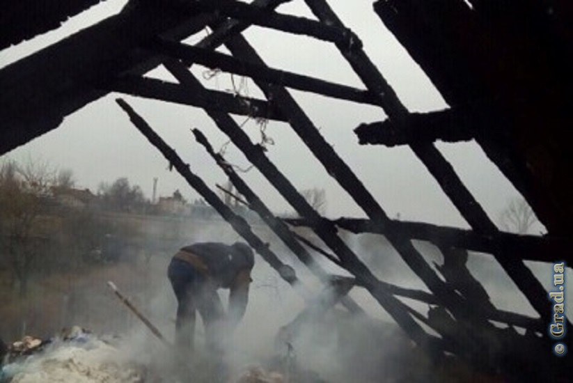 Во время пожара в Сарате полностью выгорела крыша дома и значительно пострадал гараж (фото)