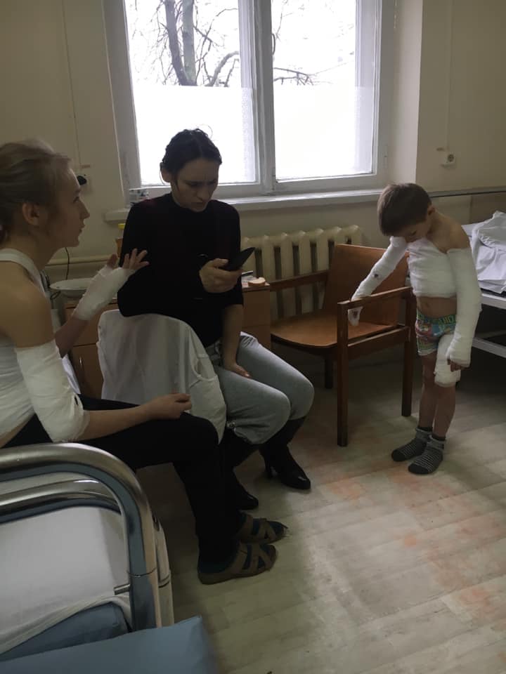 В Одесской области братик и сестричка обварились кипятком из бидона с водой для стирки