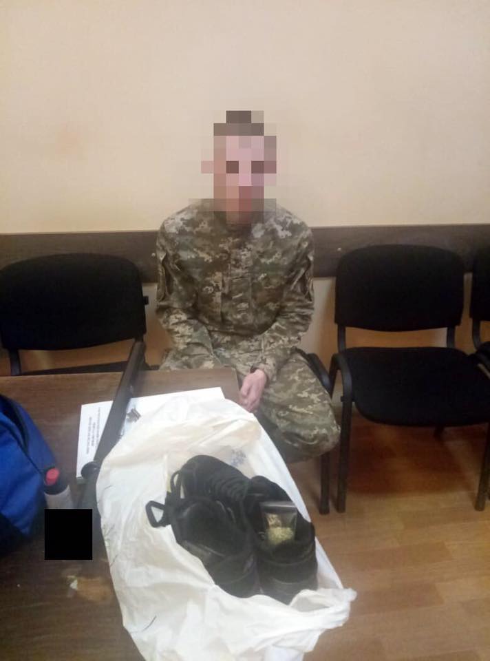 Прятал в кроссовках: в Одесском СИЗО инспектор пытался пронести на территорию наркотики.