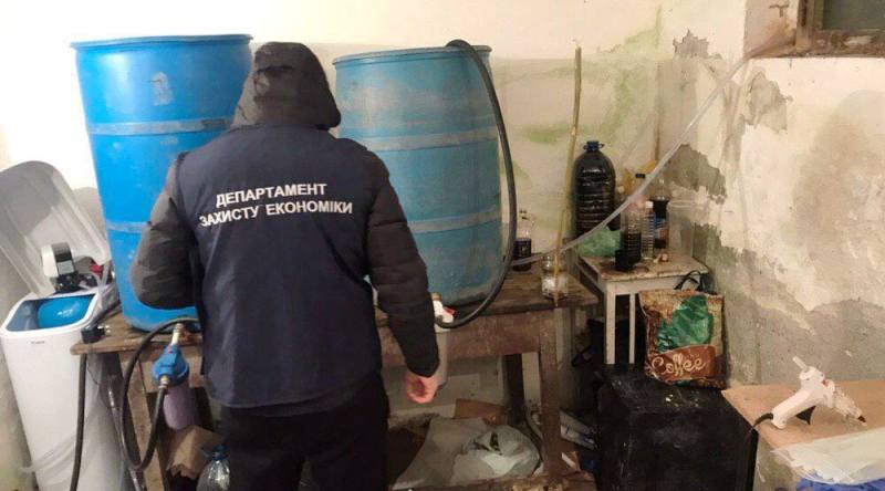 Элитный алкоголь на разлив: в Одесской области накрыли подпольный цех с контрафактом