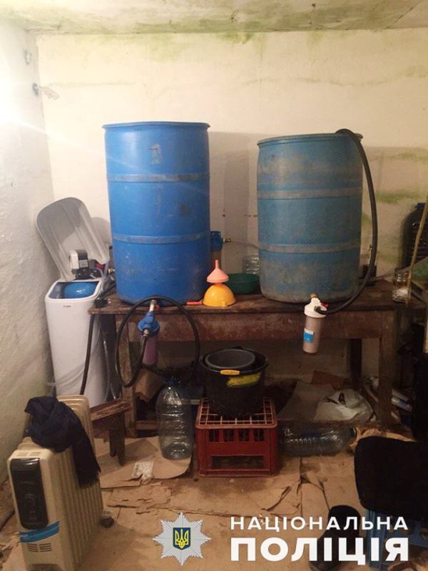 Элитный алкоголь на разлив: в Одесской области "накрыли" подпольный цех с контрафактом