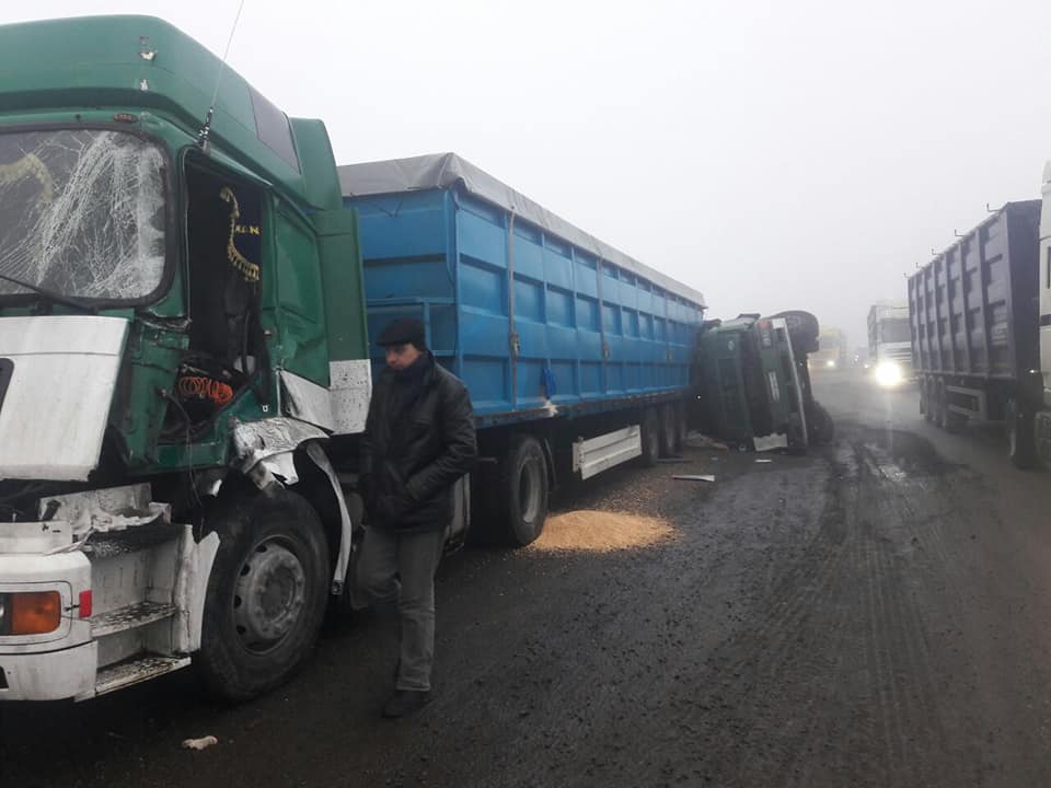 На трассе Киев-Одесса из-за огромной ямы и густого тумана произошло массовое ДТП