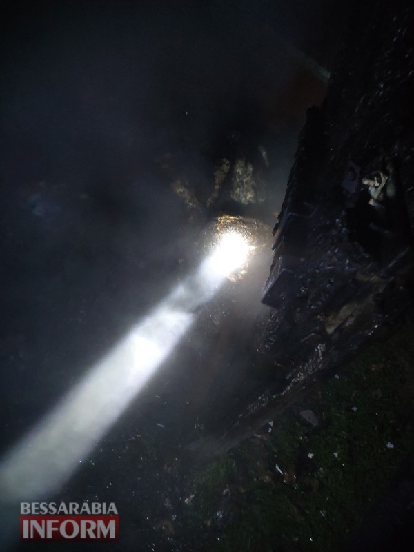 В Белгород-Днестровском полыхал заброшенный гараж: зарево от пламени напугало горожан