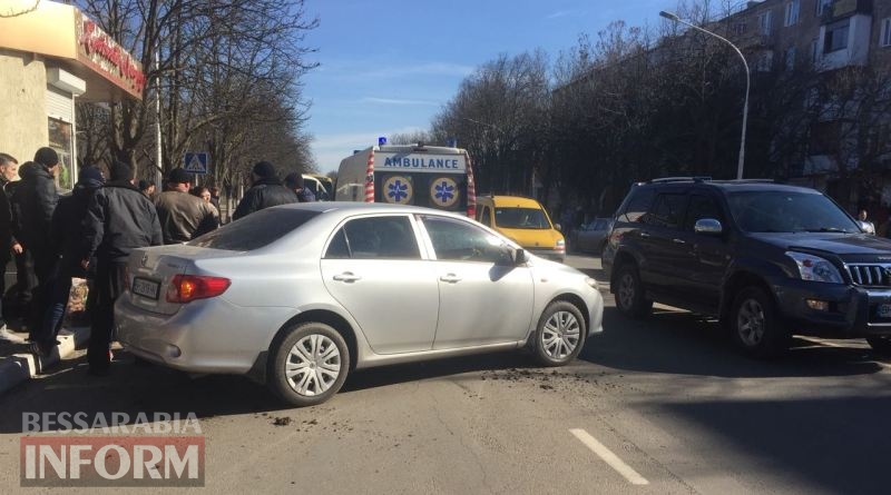 В Измаиле пьяный водитель "евробляхи" устроил масштабное  ДТП. Один из автомобилей въехал в автобусную остановку