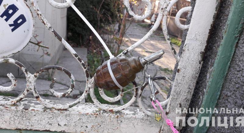 Общественная активность или криминальные разборки: кому и за что в Килийском районе установили на калитку дома боевую гранату