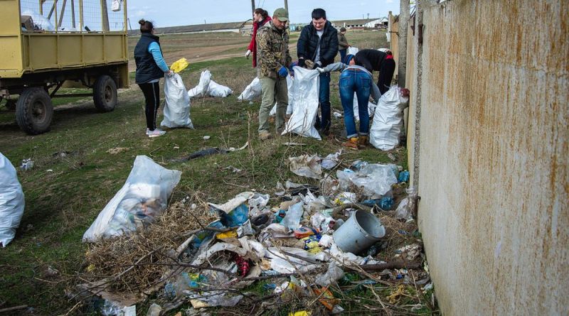 Более сотни мешков мусора собрали жители Татарбунар, присоединившиеся к мировому челленджу "Сделаем мир чище"