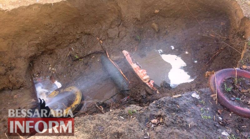 В Аккермане возле жилого дома прорвало трубу: в результате обрушения грунта образовалась огромная яма (фотофакт)