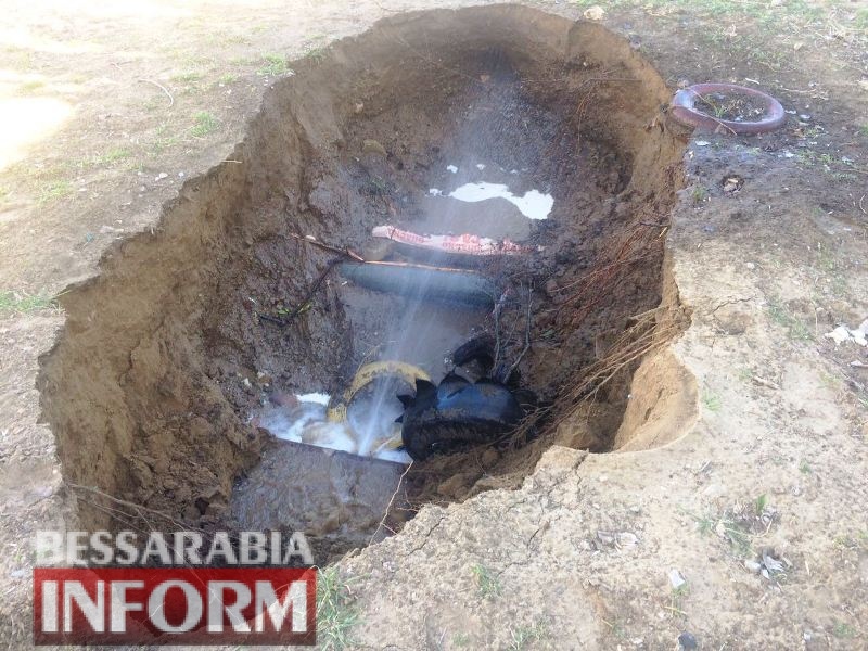 В Аккермане возле жилого дома прорвало трубу: в результате обвала грунта образовалась огромная яма (фотофакт)