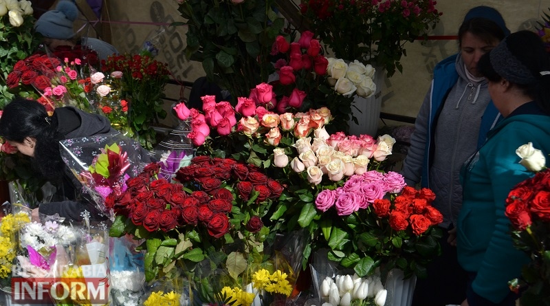Цветочный переполох: как аккерманцы любимых женщин с 8 марта поздравляли (фоторепортаж)