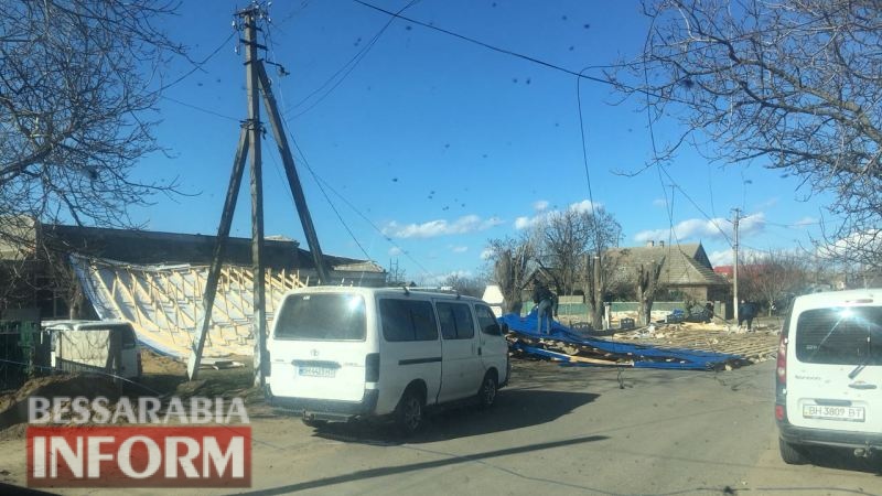 Поваленные деревья, крыши и остановка: шквальный ветер наделал немало бед в Белгород-Днестровском и районе (фотофакт)