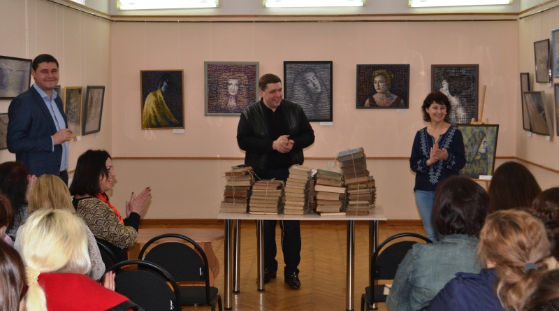 Александр Дубовой подарил более 300 старинных книг из собственной коллекции библиотекам Бессарабии