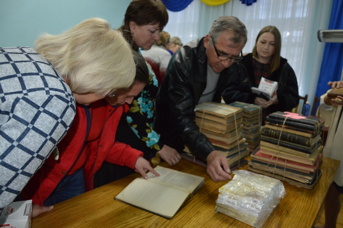 Александр Дубовой подарил более 300 старинных книг из собственной коллекции.