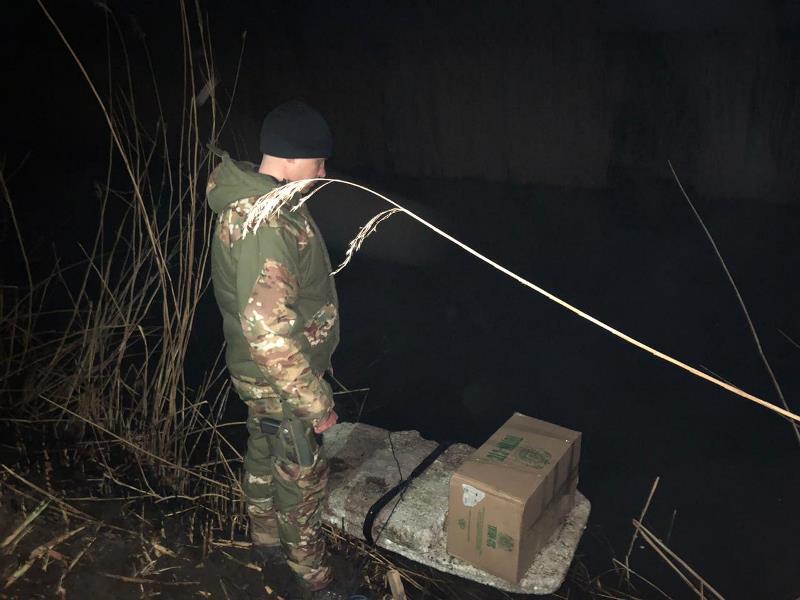 Самодельный плот и более 5 тысяч пачек сигарет: в Кучурганском водохранилище разоблачили контрабанду из Молдовы