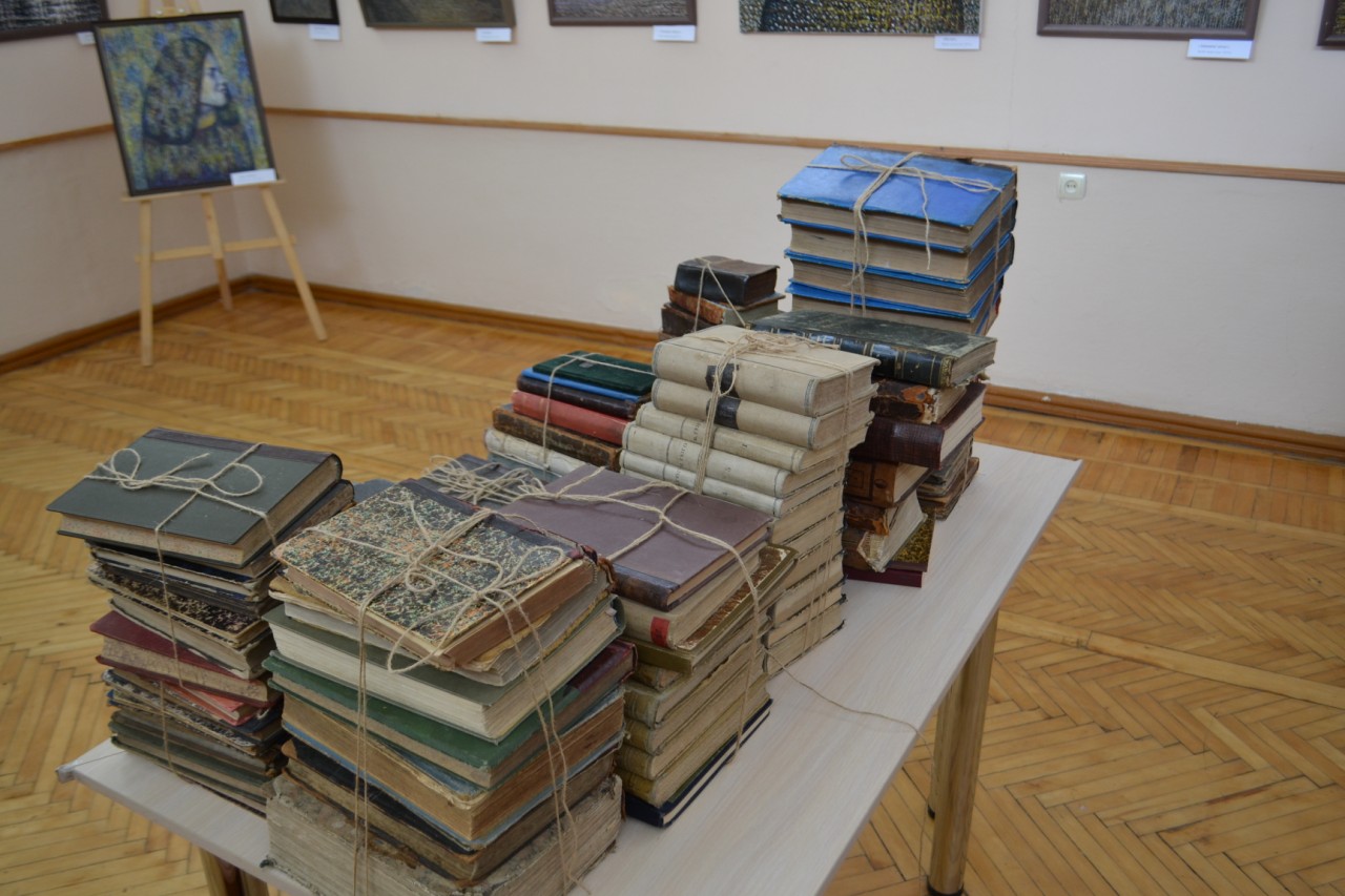 Александр Дубовой презентовал музею Аккермана раритетные книги из собственной коллекции.