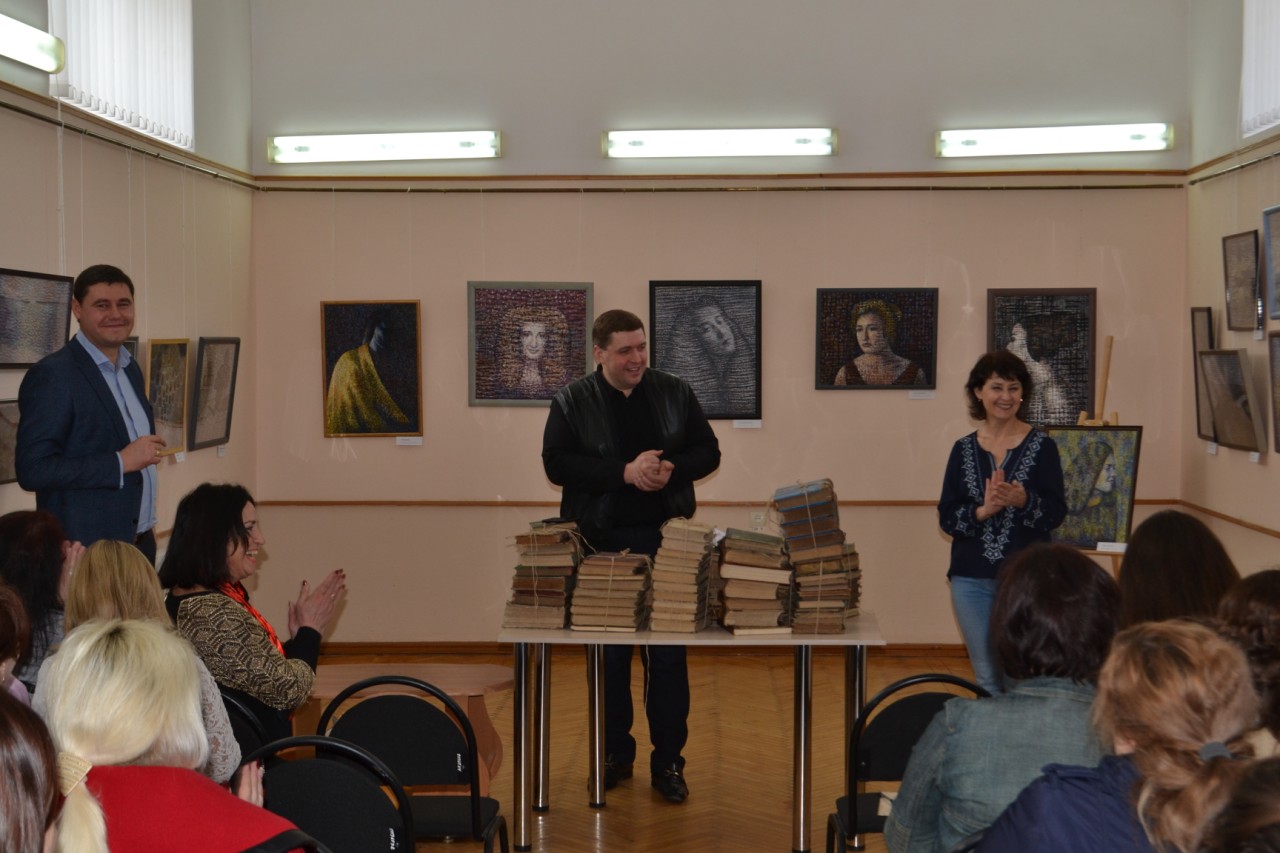Александр Дубовой подарил более 300 старинных книг из собственной коллекции.