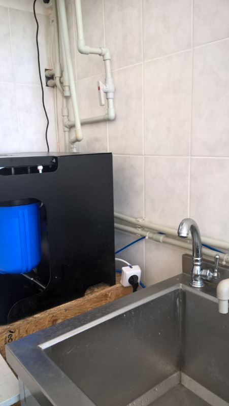 Саратские власти отреагировали на скандальное видео "питьевой" воды с червями для школьников