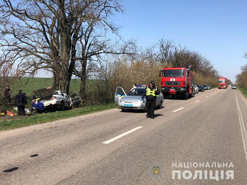 Смертельное ДТП: в Одесской области водитель не справился с управлением авто и врезался в дерево