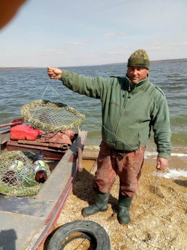 На озере Китай установили первые искусственные гнезда для нереста судака