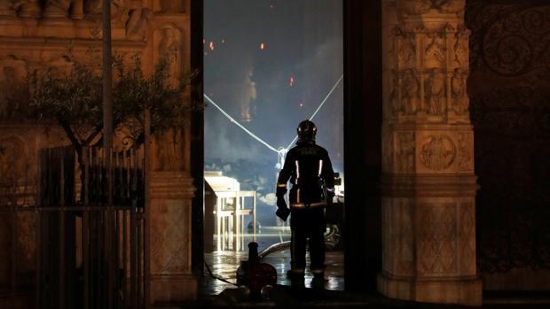 Как выглядит после масштабного пожара Собор Парижской Богоматери