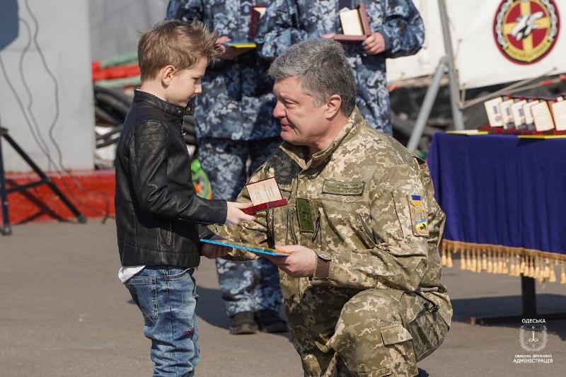 На днях в Одессе Президент Украины встретился с семьями военнопленных моряков и вручил им награды