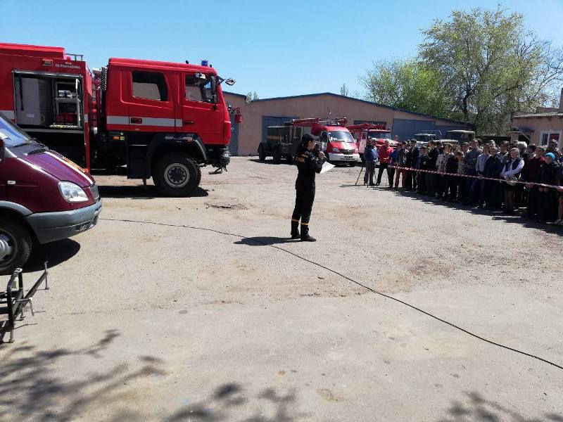 Спасатели в Белгород-Днестровском и Тарутино провели ряд мероприятий, где школьники могли поучаствовать в тушении "пожара"