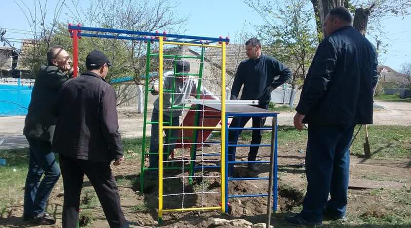 Татарбунарская мэрия, проигнорировавшая правила безопасности, устроила детскую площадку на пересечении трех дорог